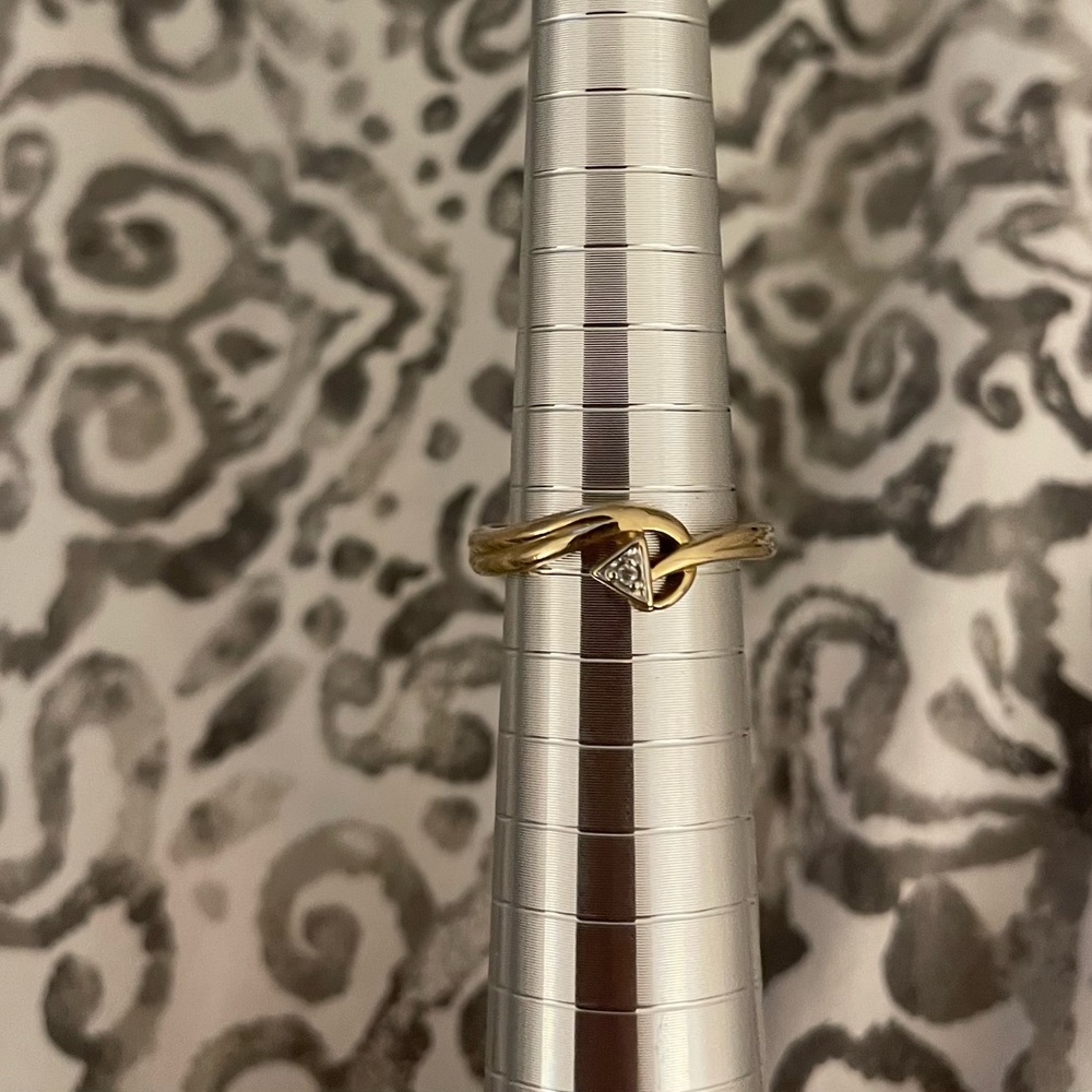 Ryans Jewellers 10K Solid Gold Arrow Ring
